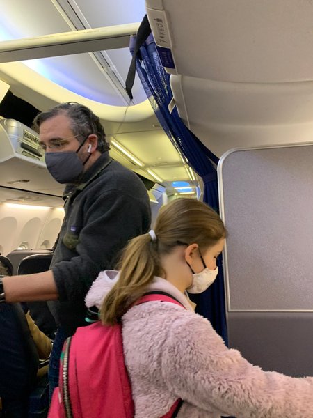 Сенатор Том Круз в салоні літака — фото