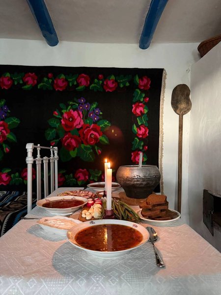 Стіл в сільській хаті