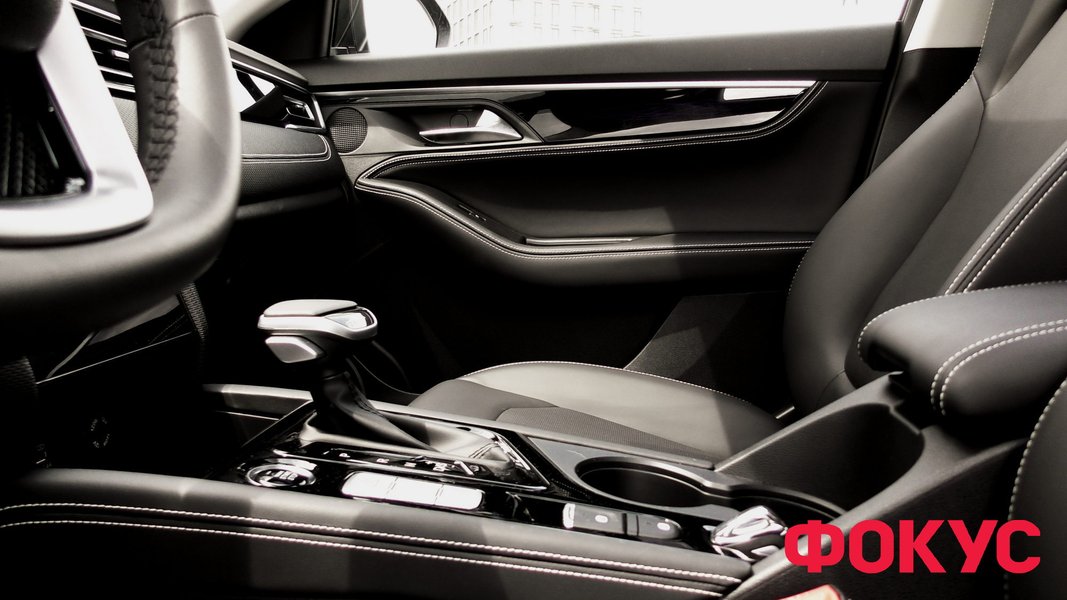 В інтер'єрі переважає стриманість