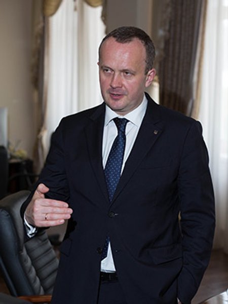 

Остап Семерак: "Мое ведомство полностью называется "Министерство экологии и природных ресурсов". Вот за природные ресурсы и идет борьба. Экологией интересуются намного меньше"
