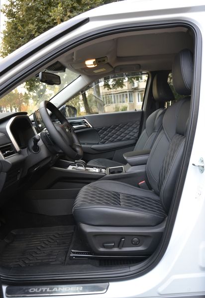передние сиденья Mitsubishi Outlander, новый Mitsubishi Outlander, Mitsubishi Outlander 2024, кроссовер Mitsubishi