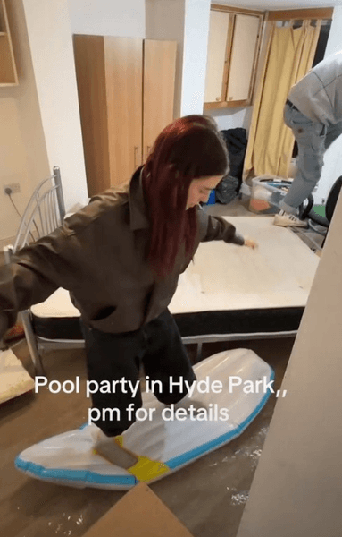 Студенты, вечеринка, затопило комнату, затопило подвал, вечеринка у бассейна, доска для серфинга, TikTok, соцсети, как развлекаются студенты