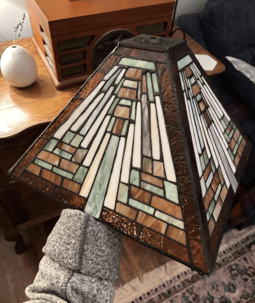 Абажур с геометрическим орнаментом из цветного стекла, найденный пользователем Reddit