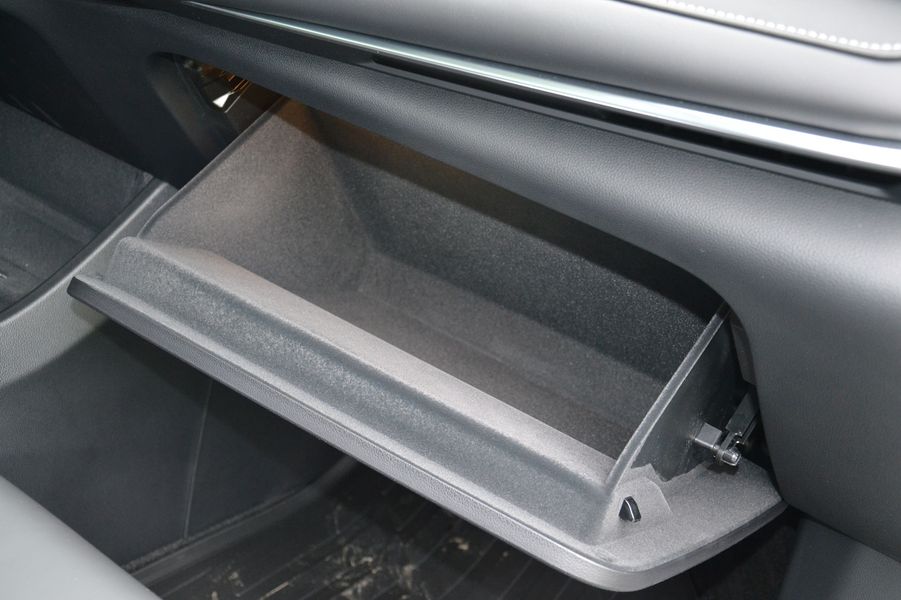 Ящик для рукавичок у MG Marvel R середніх розмірів