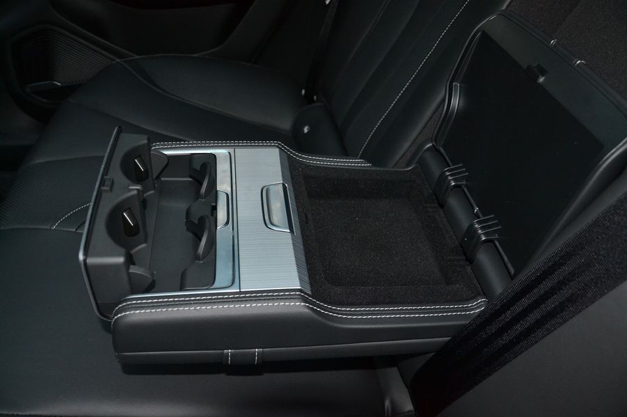 Задній підлокітник отримав стильне алюмінієве оздоблення