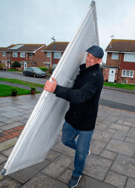 Победитель лотереи, лотерея, крупная сумма, счастливчик, выиграл 100 млн, деньги, лотерейный билет, работа, семья