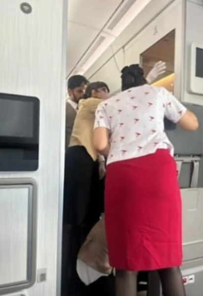 Стюардесса держала дверь самолета в течение 16 часов полета, курьезы, Гонконг, Нью-Йорк, приколы, интересные случаи, фото