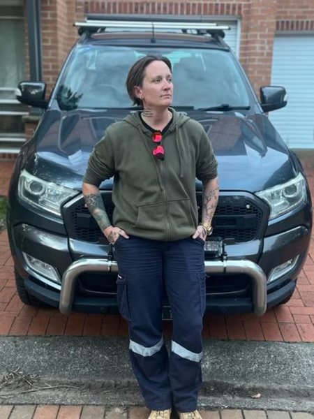 Отруйна змія в машині, змія в автомобілі, рептилія, червоночерева чорна змія, жінка їздить зі змією в машині, ловці змій