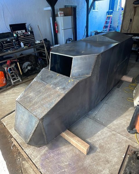 Чоловік зібрав танк своїми руками, FT-17, танк, бойова техніка, серійний танк, зробив своїми руками, дуло танка, танк у дворі