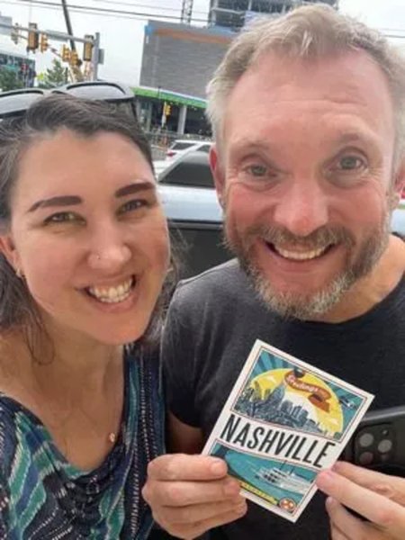 Мужчина путешествует по миру доставляя письма, сбор денег, в память об отце, письма туристов, давняя традиция, решил помочь