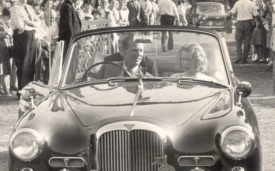 Герцог Эдинбургский везет принцессу Анну в Виндзорский парк, 1964 год