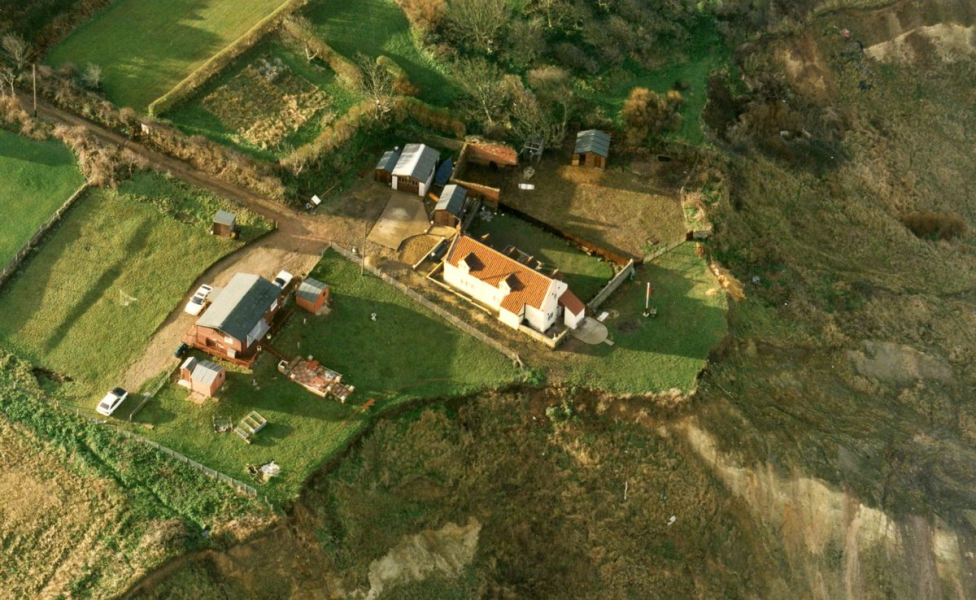 В Англії будинок звисає з краю обриву Будинок звисає з краю обриву, будинок, житло, старий будинок, будинок 18 століття, будинок над урвищем, зсув ґрунту, берегова ерозія, знесуть будинок