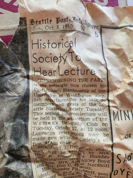 Женщина обнаружила спрятанную лестницу за стеной в доме, которая вела на еще один чердак