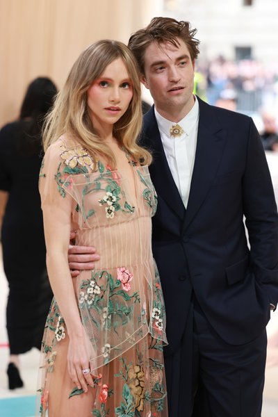 роберт паттинсон сьюки уотерхаус помолвка