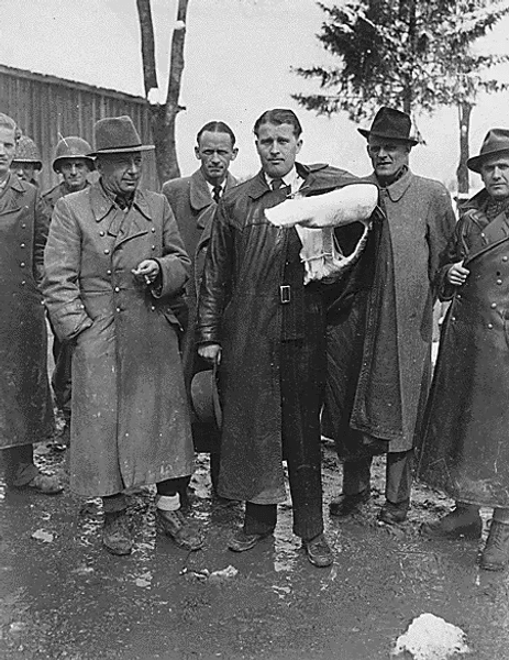 вернер фон браун, немецкая ракета V-2, немецкая ракета, ракета V-2, вундерваффе, ретро фото, Фау-2, ракета Фау-2, оружие возмездия, оружие второй мировой, секретное оружие рейха, ракета третьего рейха, баллистическая ракета, история оружия, оружие третьего рейха