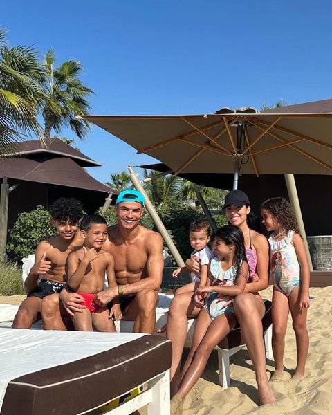 Криштиану Роналду с семьей