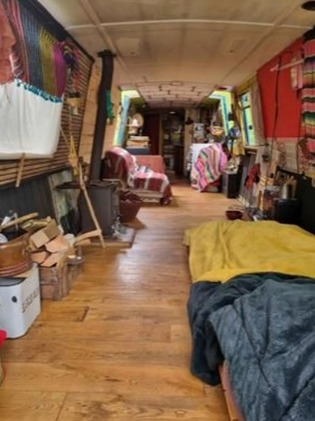 Човен став житлом для пари пенсіонерів, ремонт човна до та після, житло, нерухомість, туризм, подорожі