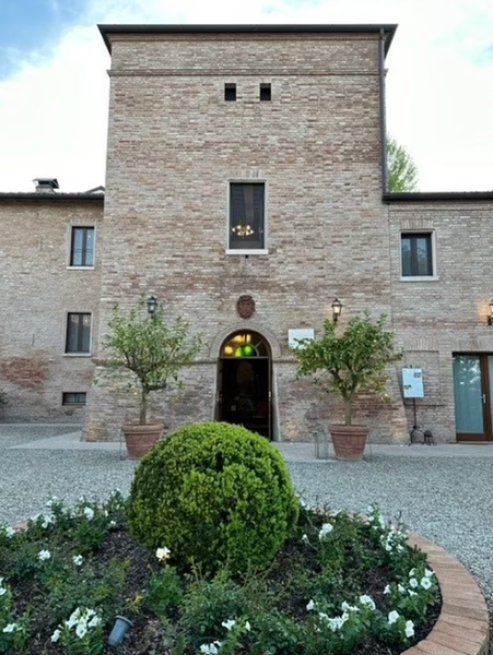 Графиня Анжеліка з італійської Модени, успадкувала замок, жінка зробила із замку готель, Італія, курйози, туризм, фото