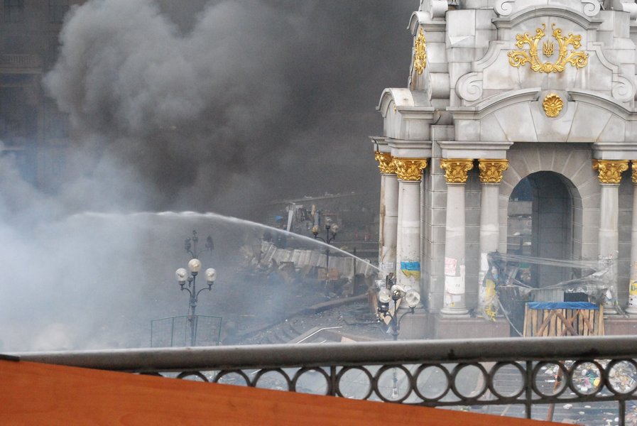 Мишени. Вскоре ВВ и "Беркут" начнут отступать, а участники Майдана бросятся на штурм Октябрьского дворца / Фото: Михаил Багинский