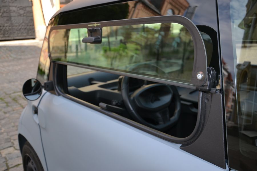 У бічних вікнах відкриваються кватирки