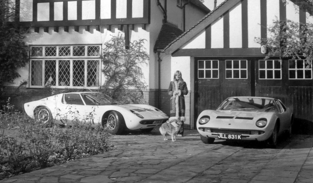 Две Miura Рода Стюарта у дома певца в Великобритании