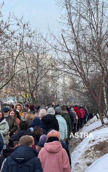 Россияне стоят в очереди в храм, где отпоют Навального