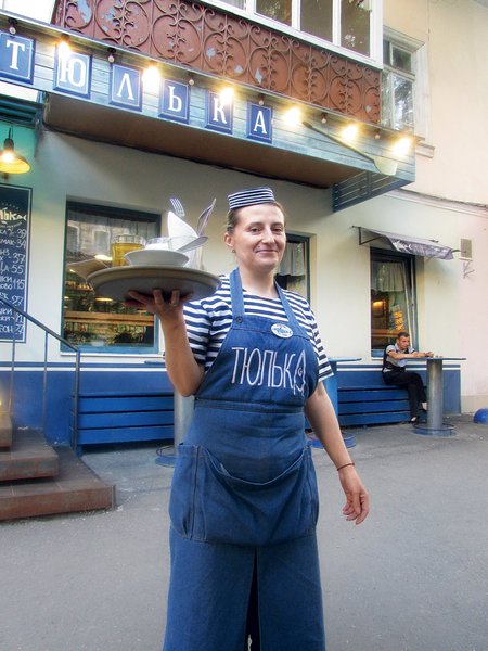 

Светлана с именем на бейдже "Соня" утверждает, что пессимисты в Одессе не работают официантами
