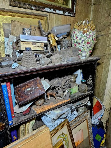 Вещи в заброшенном доме, заброшенный дом, древние артефакты, Древний Египет, городские исследователи, заброшенный дом,