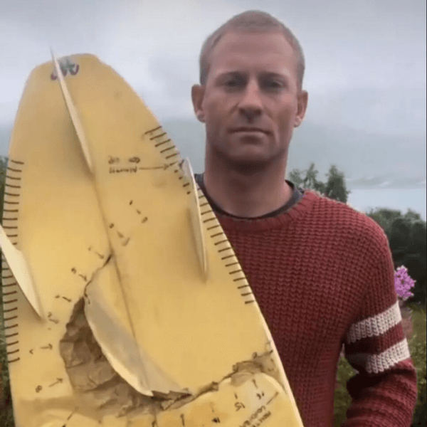 Шеннон з дошкою, яку прокусила акула