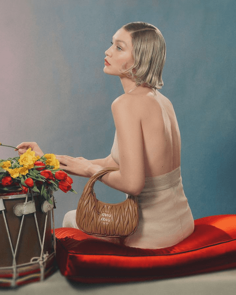 Джиджи Хадид, сумочка, цветы