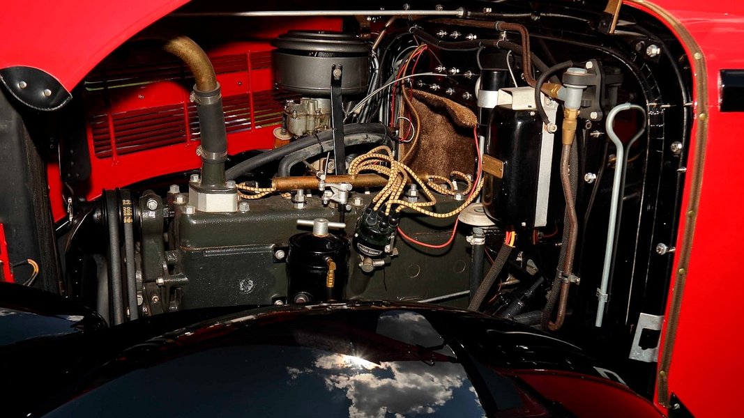 Під капотом – 94-сильна шістка