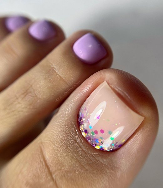 тренды педикюра 2022, модный педикюр, педикюр с блестками