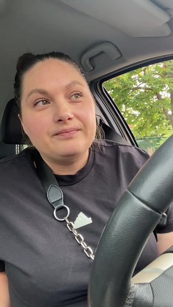 Ася Конопельнюк в салні машини розповідає про продаж хати в селі