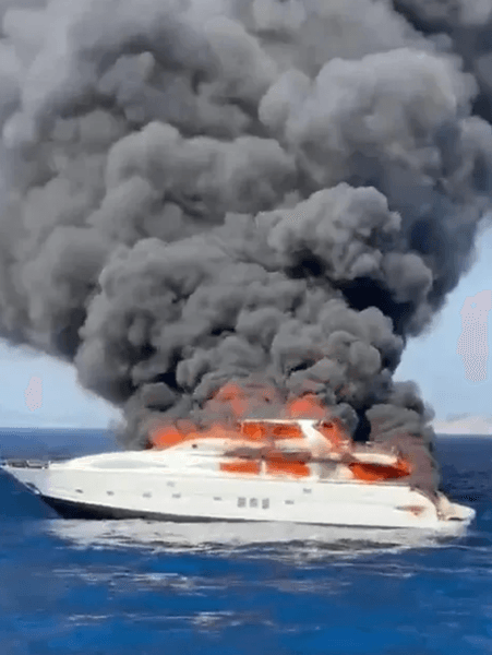 Шикарная яхта сгорела и затонула
