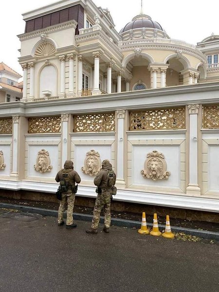 особняк паращенко, бахилы, обыск