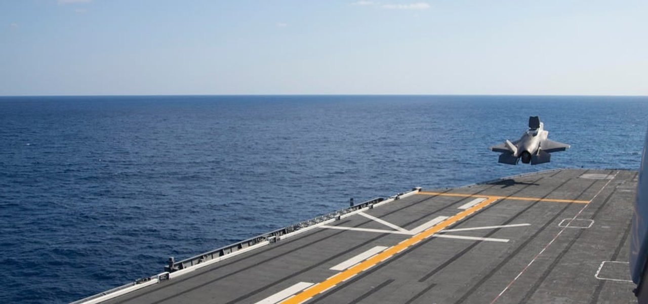 F-35B Lightning II Корпуса Морской Пехоты США взлетает с борта японского авианосца "Идзумо"