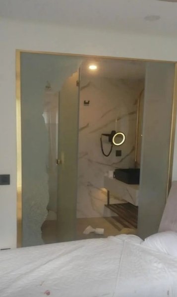 Джорджия Харрисон разбила душ в турецком отеле