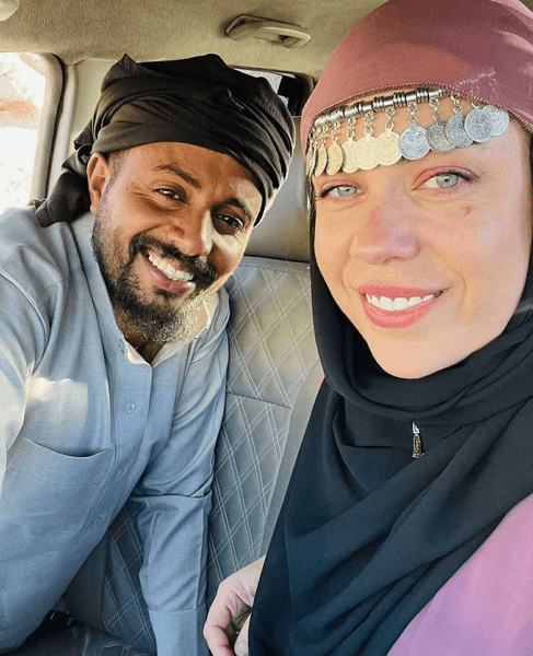 Женщина переехала в пещеру, пещера в пустыне, нашла мужа в соцсети, познакомились в Instagram, жизнь в пещере, необычное жилье