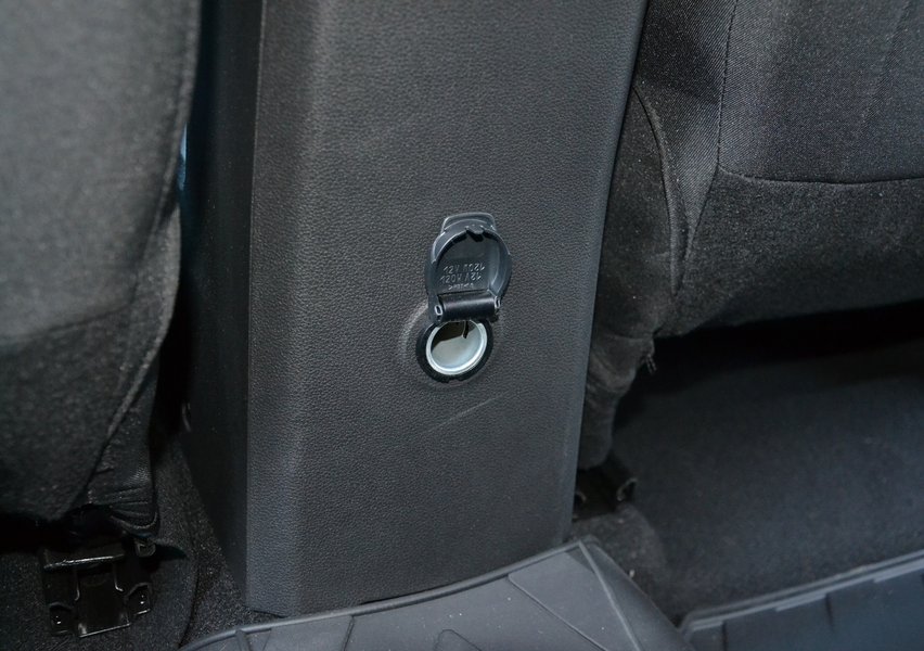 У задних пассажиров нет USB-портов