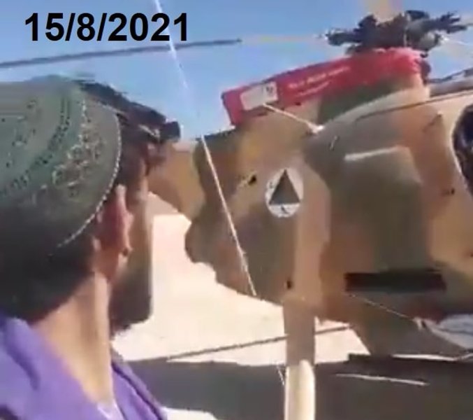 талибы у вертолета MD 530F