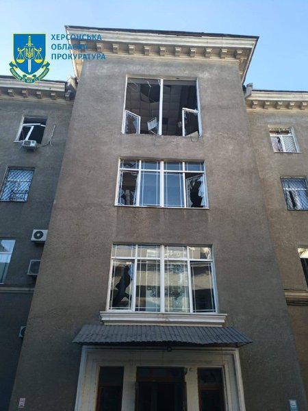 Обстрел Херсон здание ОВА атака взрывы реактивная артиллерия