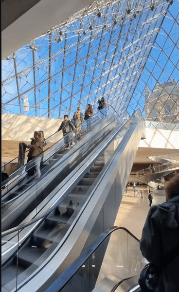 Візит до Лувру