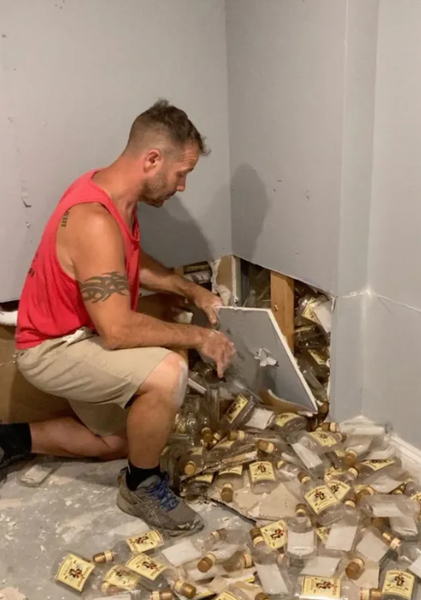 Знахідка в стіні підвалу, курйози, фото, пусті пляшки рому, дивні історії, подружжя з США