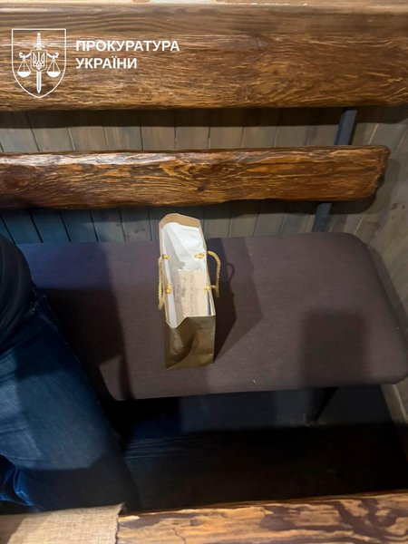 Сотрудник УЗ погорел на крупой взятке