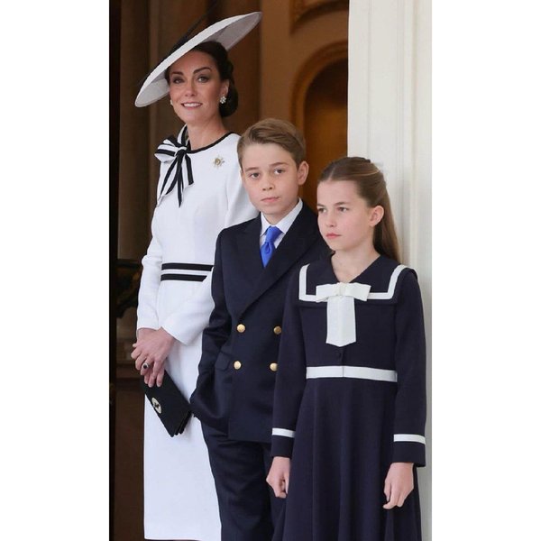 Кейт Міддлтон з принцом Джорджем та принцесою Шарлоттою