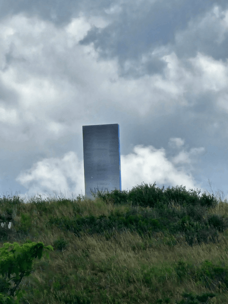 Зеркальный монолит в поле, металлическая конструкция, находка, новая тайна, загадочный монолит, монолит посреди поля
