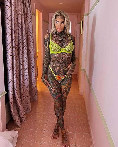 Одна из самых татуированных женщин в мире