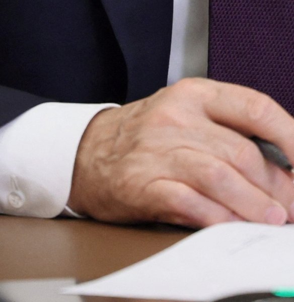 Рука Путіна, сліди від крапельниці путін,