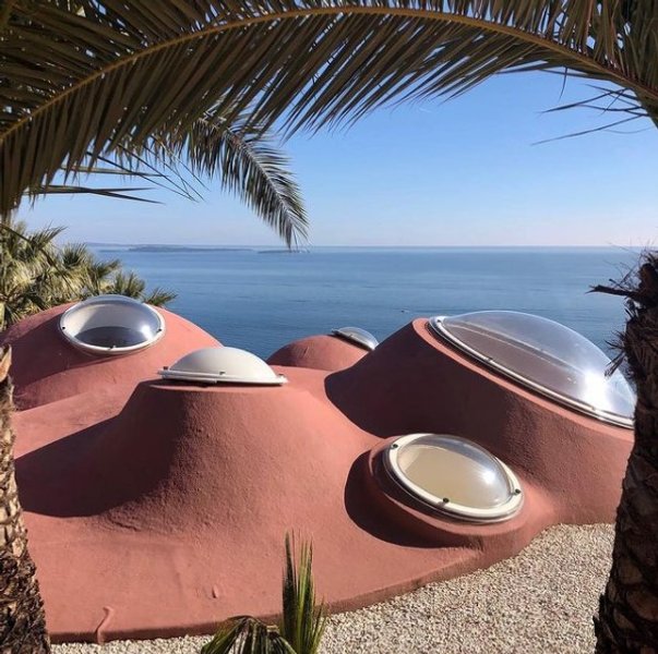 Bubble Palace, Пьер Карден, продажа