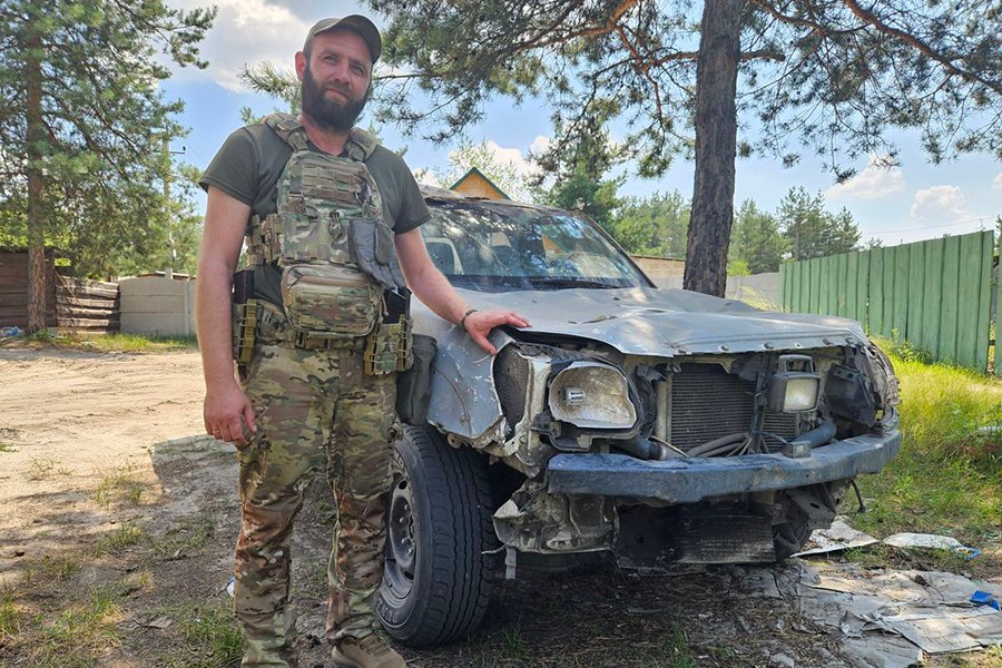 Боєць Нацгвардії поруч з заслуженою "Маздою"